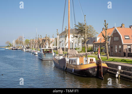 Harbour ville néerlandaise Medemblik avec voilier historique Banque D'Images