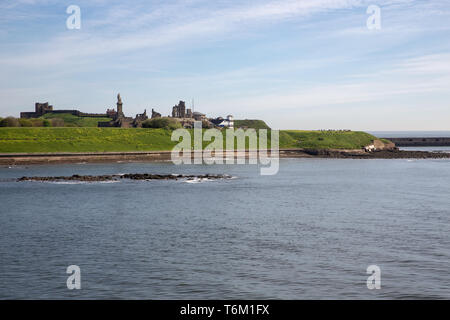 Tynemouth Castle près de Harbour Newcastle en Angleterre vu de ferry Banque D'Images
