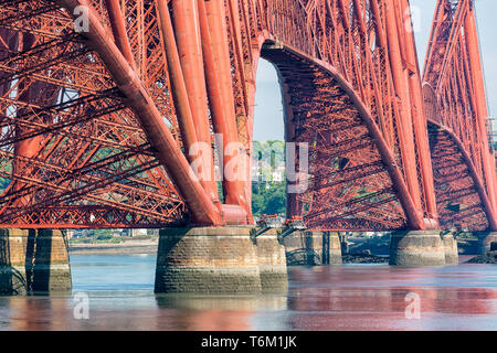 Pont du Forth sur Firth of Forth en Ecosse Queensferry près de Banque D'Images