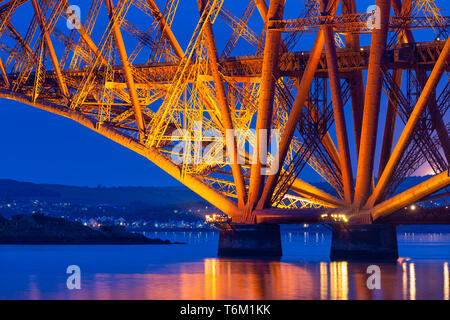 Vue le soir de l'avant pont sur le Firth of Forth en Ecosse Banque D'Images