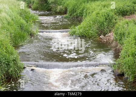 Le long d'une échelle à poissons du barrage dans la rivière Vecht Néerlandais Banque D'Images