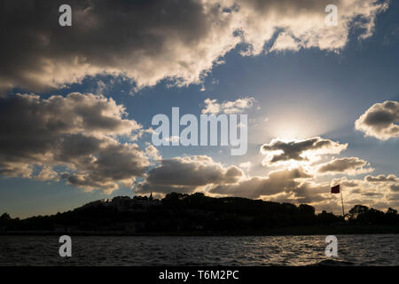 Silhouettes des palais de Topkapi Sainte-sophie et la mosquée bleue avec des nuages blancs dans l'heure du coucher du soleil à Istanbul Turquie Banque D'Images