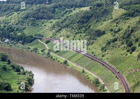 Vue aérienne deux trains le long de la Moselle en Allemagne Banque D'Images