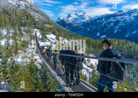 Squamish, BC / Canada - Février 17, 2019 : Les gens de marcher à travers le pont suspendu au sommet d'une montagne, de la mer au ciel en gondole. Banque D'Images