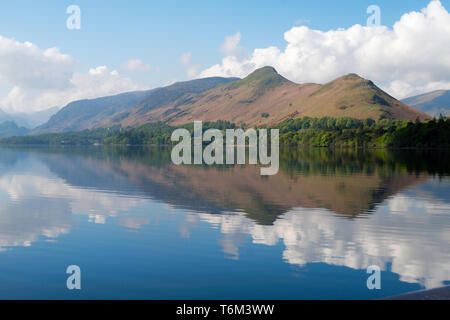Cat Bells reflète dans l'eau Derwent vue depuis Keswick, Cumbria, England, UK Banque D'Images