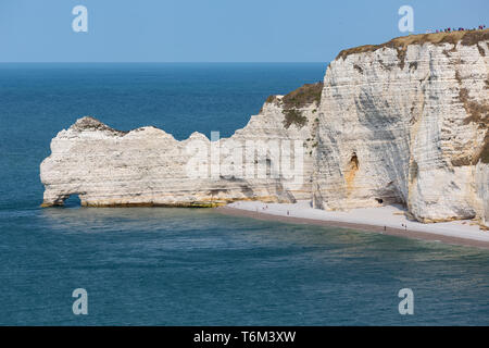 Falaises avec les gens près de Etretat en Normandie, France Banque D'Images