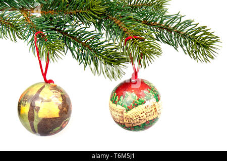 Boules de Noël avec décoration sur un livre vert de la direction générale de l'épinette Banque D'Images