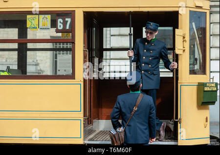 Deux conducteurs de tram sont vus en train de parler à l'extérieur d'un vieux tram pendant les festivités. Une série de festivités sont organisées tout au long de la semaine pour célébrer les 150 ans du tramway. Le mercredi, un grand défilé a réuni plus de 40 tramways de toutes les époques, leur traçage de l'histoire des tramways à chevaux de la première années pour les trams 3 000 et 4 000 qui circulent aujourd'hui dans les rues de Bruxelles. Banque D'Images