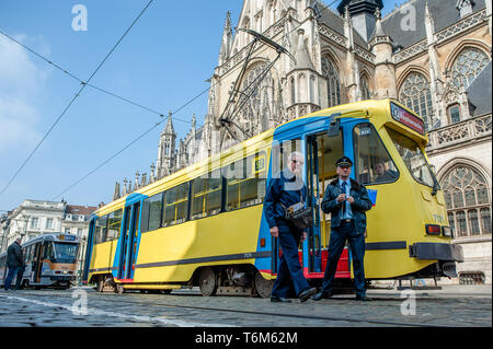 Deux conducteurs de tram sont vus en train de parler d'un ancien tram pendant les festivités. Une série de festivités sont organisées tout au long de la semaine pour célébrer les 150 ans du tramway. Le mercredi, un grand défilé a réuni plus de 40 tramways de toutes les époques, leur traçage de l'histoire des tramways à chevaux de la première années pour les trams 3 000 et 4 000 qui circulent aujourd'hui dans les rues de Bruxelles. Banque D'Images