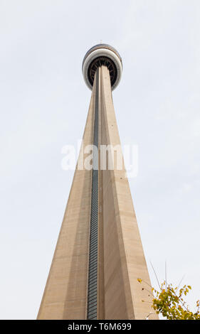 La TOUR DU CN à Toronto, Canada. La tour a été achevée en 1976 et, à l'époque, était le plus haut du monde free standing structure. Banque D'Images
