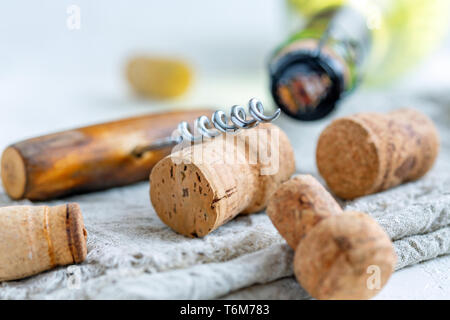 Bouchons à vin, ancien tire-bouchon et une bouteille de vin. Banque D'Images