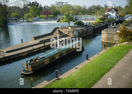 Un bateau étroit entre par les portes de l'écluse à Goring verrou à Goring-on-Thames, sur la Tamise. Banque D'Images