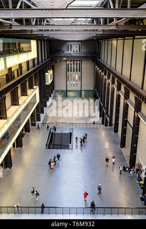 Londres, UK - 1 avril 2019 : Les gens qui marchent à l'intérieur de la structure de la salle de la Tate Modern à Londres Banque D'Images