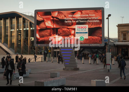 Lampes de lecture de l'afficheur à LED géant à l'extérieur de la station de lecture Tesco publicité chocolat. Banque D'Images