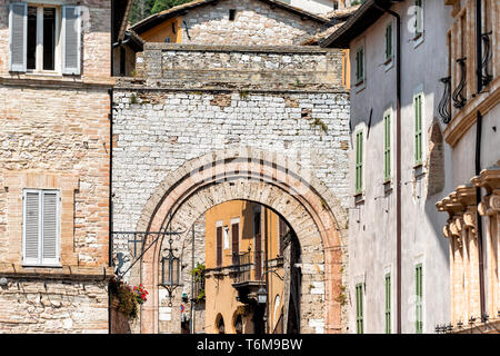 Assisi, Italie - 29 août 2018 : l'Ombrie ville avec passage de la route au cours de l'entrée de la rue journée ensoleillée dans la ville historique de St François ville village Banque D'Images