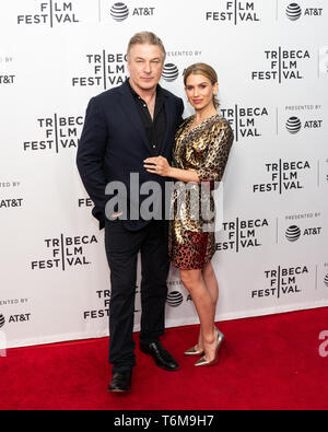 Alec Baldwin et Hilaria Baldwin sont vus sur le tapis rouge lors de l'élaboration de film John DeLorean au Tribeca Film Festival à SVA Theater à New York. Banque D'Images