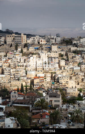 Vue aérienne de la ville quartier résidentiel pendant une journée nuageuse. Prises à Jérusalem, Israël. Banque D'Images