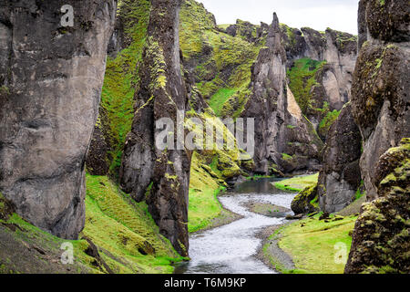De paysage canyon dans Fjadrargljufur, l'Islande avec de grandes falaises et river green moss grass Banque D'Images