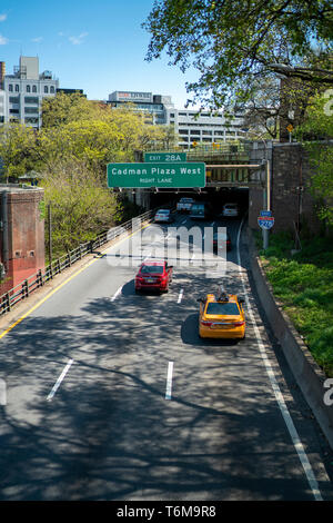 27 avril 2019 - Brooklyn, NY : voitures de prendre la route jusqu'à la BQE. Banque D'Images