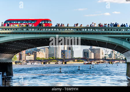 Londres, Royaume-Uni - 22 juin 2018 : vue rapprochée de street Westminster Bridge Road dans le centre-ville de ville avec les personnes qui traversent la marche et double pont rouge Banque D'Images