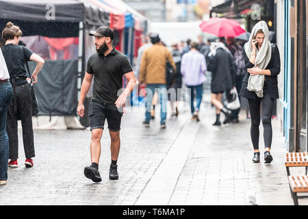 Londres, Royaume-Uni - 12 septembre 2018 : marché alimentaire Rue Brasseur célèbre la culture de l'Union à Soho avec des gens marcher sous la pluie le temps pluvieux Banque D'Images