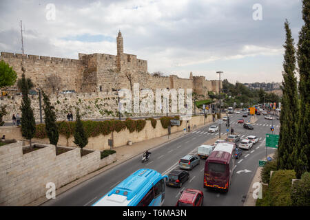 Vieille ville, Jérusalem, Israël - 2 Avril 2019 : rues animées avec des voitures et de la circulation près de la vieille ville pendant une journée nuageuse. Banque D'Images