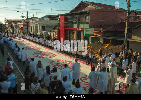 Sao Manuel, au Brésil. Procession religieuse en passant par un tapis de sable coloré à la Semaine Sainte sur rue de Sao Manuel, une petite ville à la campagne. Banque D'Images