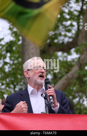 Le leader travailliste Jeremy Corbyn s'adresse à un rassemblement après les députés A approuvé une motion du Parti travailliste visant à déclarer une urgence climatique officielle Le 1er mai 2019 Banque D'Images