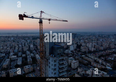 Netanya, Centre Quartier, Israël - 2 Avril 2019 : Vue aérienne d'un site de construction dans une ville au cours d'un lever de soleil coloré. Banque D'Images