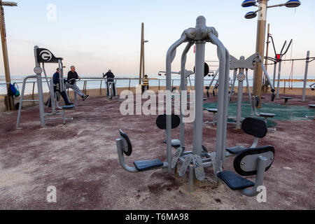 Netanya, Israel - 3 Avril 2019 : salle de sport en plein air à la plage lors d'un lever de soleil vibrant. Banque D'Images