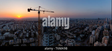 Netanya, Centre Quartier, Israël - 2 Avril 2019 : vue panoramique sur un chantier de construction dans une ville au cours d'un lever de soleil coloré. Banque D'Images