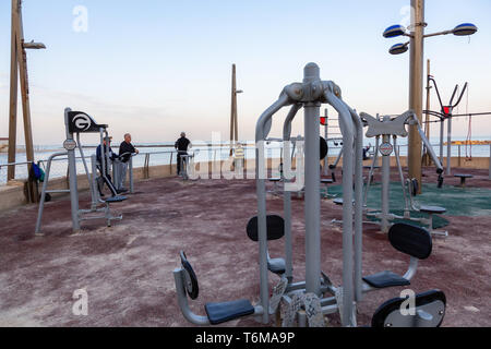 Netanya, Israel - 3 Avril 2019 : salle de sport en plein air à la plage lors d'un lever de soleil vibrant. Banque D'Images