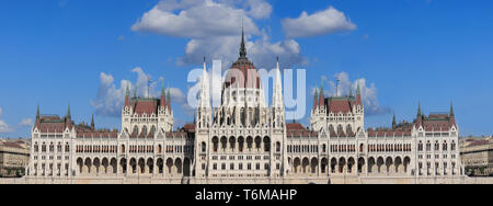 Bâtiment du Parlement hongrois perspective centrale à travers le Danube. Banque D'Images