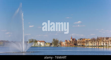 Fontaine au lac Pfaffenteich à Schwerin, Allemagne Banque D'Images