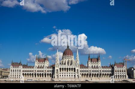 Bâtiment du Parlement hongrois perspective centrale à travers le Danube. Banque D'Images