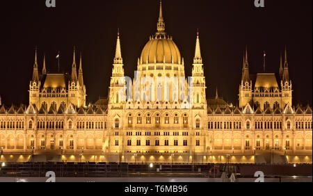 Bâtiment du Parlement hongrois perspective centrale voyage danube dans la nuit Banque D'Images