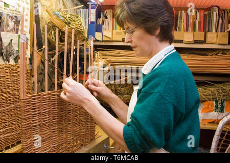 Femme au panier tissage atelier Banque D'Images