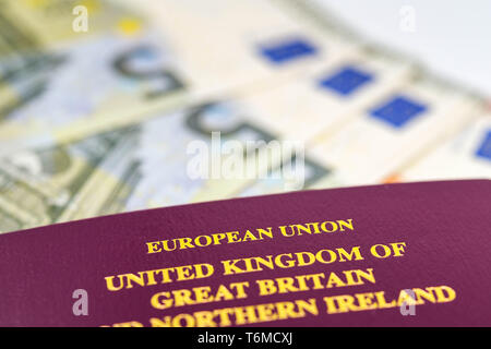 Londres - Avril 2019 : "Union européenne" sur la couverture d'un passeport britannique sur un lit d'euros note Banque D'Images