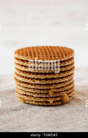 Pile de stroopwafels néerlandais fait maison avec du miel-caramel dragées, vue de côté. Libre. Banque D'Images