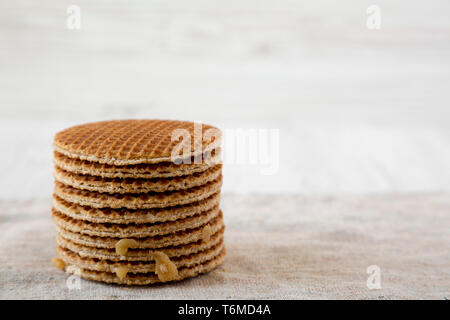 Pile de stroopwafels néerlandais fait maison avec du miel-caramel dragées, vue de côté. Copier l'espace. Banque D'Images