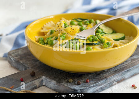 Pâtes Farfalle avec les courgettes et les pois verts. Banque D'Images