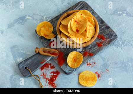 Croustilles de pommes de terre à la fleur de sel et de paprika. Banque D'Images