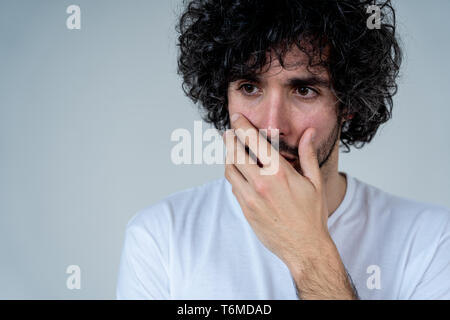 Portrait de jeune homme triste, inquiet et préoccupé, à la dépression et désespérés. Sentiment de tristesse et de peur. Avec l'exemplaire blanc espace. Dans les gens, le visage e Banque D'Images