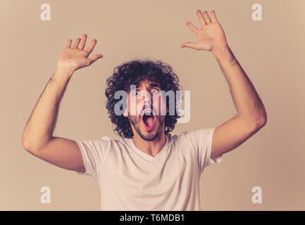 Portrait de jeune homme attrayant drôle avec heureux et surpris face à pointer et à excité à quelque chose de choquant et bon. Les émotions humaines, faci Banque D'Images