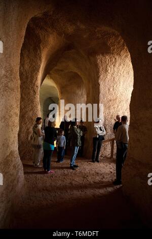 Visiteurs à Piusa caves de grès, PÃµlva county, Sud de l'Estonie Banque D'Images