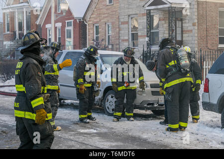 Chicago Fire Department en réponse à l'incendie d'une maison dans le petit village de voisinage, 30 janvier 2019. Banque D'Images