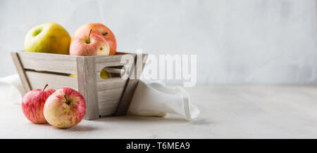 Boîte en bois plein de pommes Banque D'Images