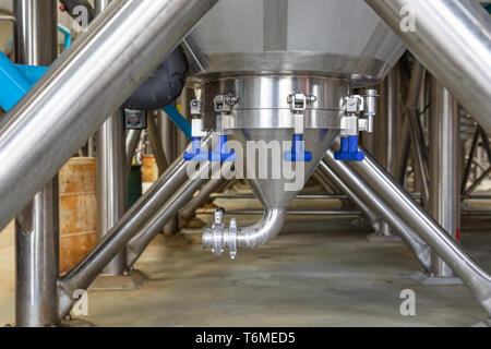 Grande bière brasserie cuves de fermentation dans l'entrepôt Banque D'Images