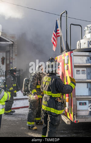 Chicago Fire Department en réponse à l'incendie d'une maison dans le petit village de voisinage, 30 janvier 2019. Banque D'Images