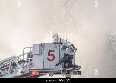 Chicago Fire Department en réponse à l'incendie d'une maison dans le petit village de voisinage, 30 janvier 2019. Banque D'Images